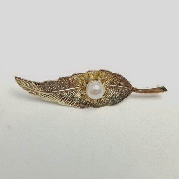 Vintage Leaf Shape Brooch with Faux Pearl Center, Gold Tone, Nature Estate Pin - Picture 2 of 6